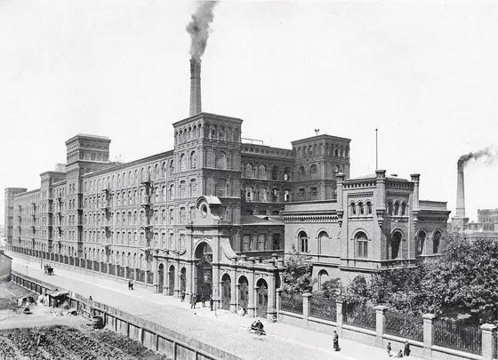 Fabryka Towarzystwa Akcyjnego I. K. Poznańskiego w Łodzi na fotografii Bronisława Wilkoszewskiego z 1896 roku — dziś Manufaktura