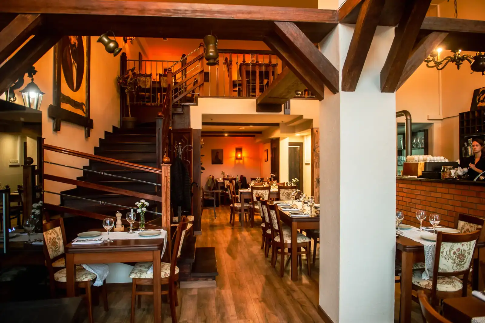 Wnętrze restauracji u KALMANA w Manufakturze Łódź — drewniane schody, klimatyczne oświetlenie